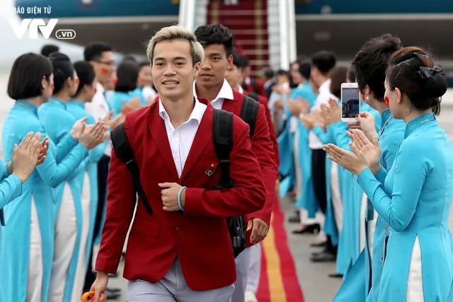 CHÙM ẢNH: Dàn sao Olympic Việt Nam lịch lãm như tài tử về nước - Ảnh 9. CHÙM ẢNH: Dàn sao Olympic Việt Nam lịch lãm như tài tử về nước - Ảnh 9.