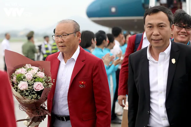 CHÙM ẢNH: Dàn sao Olympic Việt Nam lịch lãm như tài tử về nước - Ảnh 12. CHÙM ẢNH: Dàn sao Olympic Việt Nam lịch lãm như tài tử về nước - Ảnh 12.