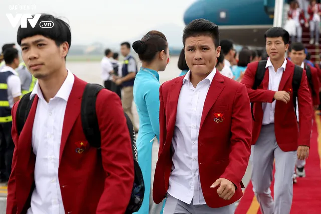 CHÙM ẢNH: Dàn sao Olympic Việt Nam lịch lãm như tài tử về nước - Ảnh 11. CHÙM ẢNH: Dàn sao Olympic Việt Nam lịch lãm như tài tử về nước - Ảnh 11.