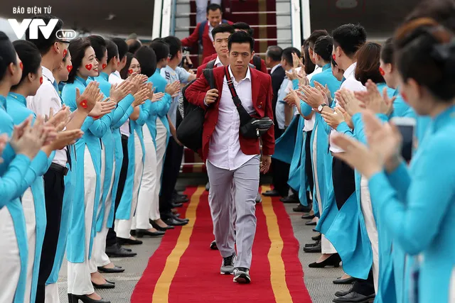CHÙM ẢNH: Dàn sao Olympic Việt Nam lịch lãm như tài tử về nước - Ảnh 7. CHÙM ẢNH: Dàn sao Olympic Việt Nam lịch lãm như tài tử về nước - Ảnh 7.