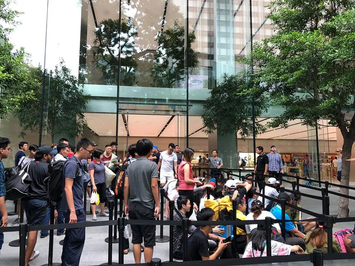 Người Việt xếp hàng dài chờ mua iPhone Xs - Ảnh 3. Người Việt xếp hàng dài chờ mua iPhone Xs - Ảnh 3.
