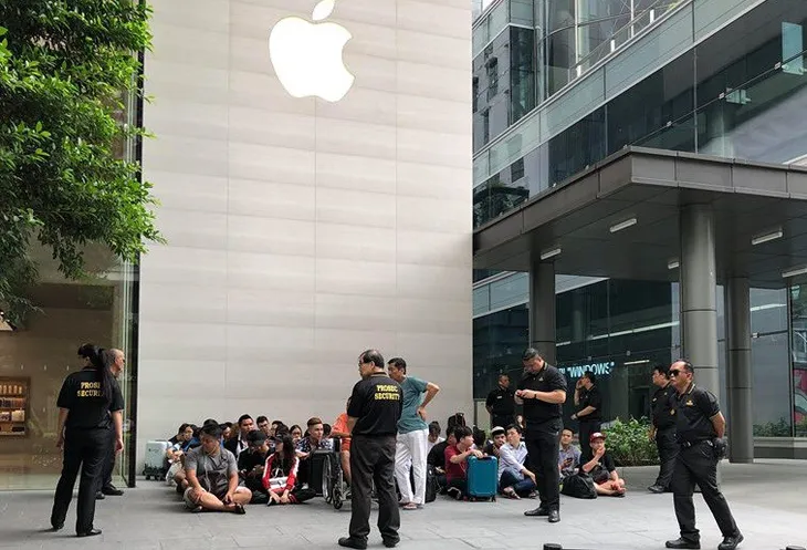 Người Việt xếp hàng dài chờ mua iPhone Xs - Ảnh 2. Người Việt xếp hàng dài chờ mua iPhone Xs - Ảnh 2.