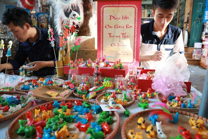 Phố Hàng Mã vui như trẩy hội đón Tết Trung thu - Ảnh 8. Phố Hàng Mã vui như trẩy hội đón Tết Trung thu - Ảnh 8.
