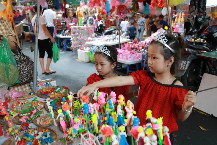 Phố Hàng Mã vui như trẩy hội đón Tết Trung thu - Ảnh 12. Phố Hàng Mã vui như trẩy hội đón Tết Trung thu - Ảnh 12.