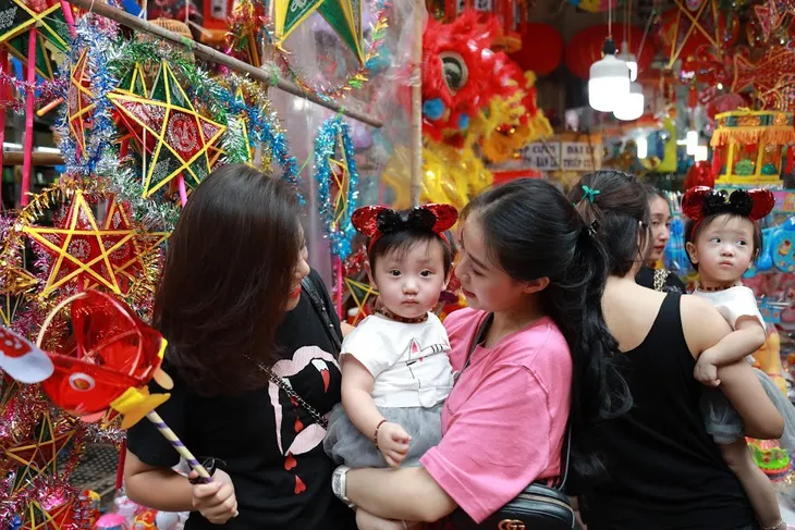 Phố Hàng Mã vui như trẩy hội đón Tết Trung thu - Ảnh 13. Phố Hàng Mã vui như trẩy hội đón Tết Trung thu - Ảnh 13.