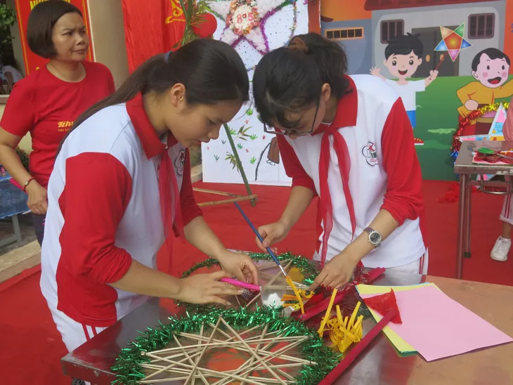 Thầy trò trường THCS Khương Mai gắn kết trong Ngày hội Trung thu 2018 - Ảnh 7. Thầy trò trường THCS Khương Mai gắn kết trong Ngày hội Trung thu 2018 - Ảnh 7.