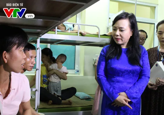 Bộ trưởng Bộ Y tế thăm tặng quà cho các gia đình bệnh nhi trong vụ cháy khu nhà trọ Đê La Thành - Ảnh 3. Bộ trưởng Bộ Y tế thăm tặng quà cho các gia đình bệnh nhi trong vụ cháy khu nhà trọ Đê La Thành - Ảnh 3.