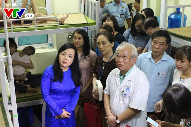 Bộ trưởng Bộ Y tế thăm tặng quà cho các gia đình bệnh nhi trong vụ cháy khu nhà trọ Đê La Thành - Ảnh 2. Bộ trưởng Bộ Y tế thăm tặng quà cho các gia đình bệnh nhi trong vụ cháy khu nhà trọ Đê La Thành - Ảnh 2.