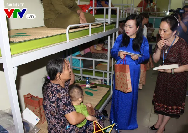 Bộ trưởng Bộ Y tế thăm tặng quà cho các gia đình bệnh nhi trong vụ cháy khu nhà trọ Đê La Thành - Ảnh 4. Bộ trưởng Bộ Y tế thăm tặng quà cho các gia đình bệnh nhi trong vụ cháy khu nhà trọ Đê La Thành - Ảnh 4.