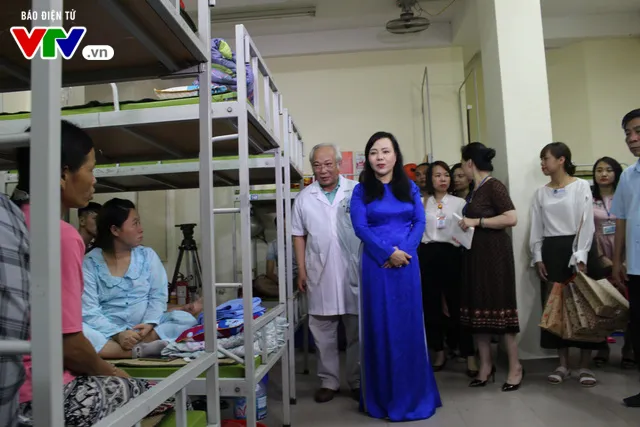 Bộ trưởng Bộ Y tế thăm tặng quà cho các gia đình bệnh nhi trong vụ cháy khu nhà trọ Đê La Thành - Ảnh 1. Bộ trưởng Bộ Y tế thăm tặng quà cho các gia đình bệnh nhi trong vụ cháy khu nhà trọ Đê La Thành - Ảnh 1.