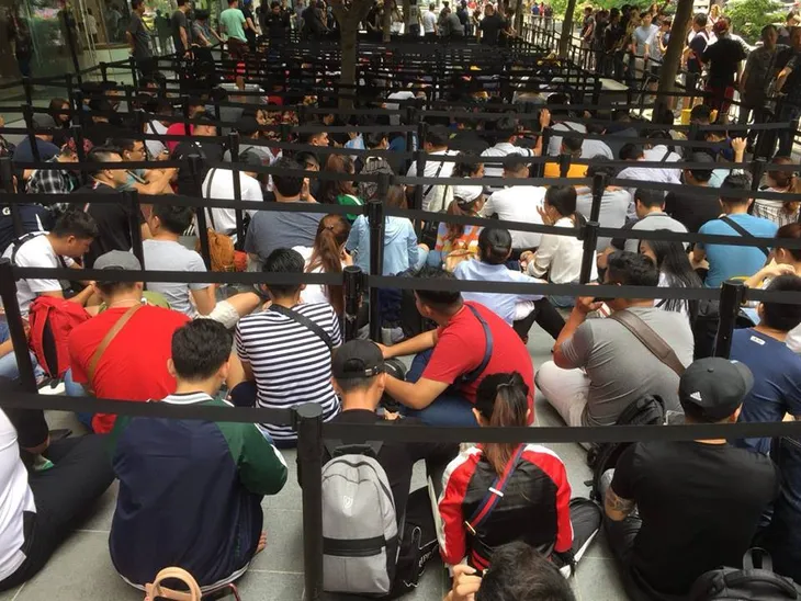Người Việt xếp hàng dài chờ mua iPhone Xs - Ảnh 5. Người Việt xếp hàng dài chờ mua iPhone Xs - Ảnh 5.