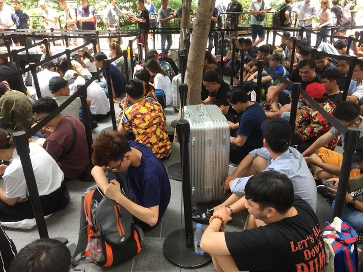 Người Việt xếp hàng dài chờ mua iPhone Xs - Ảnh 6. Người Việt xếp hàng dài chờ mua iPhone Xs - Ảnh 6.