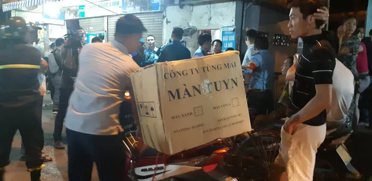 Phong toả hiện trường vụ cháy trên đường Đê La Thành: Phát hiện nhiều phần nghi là bộ phận cơ thể người - Ảnh 14. Phong toả hiện trường vụ cháy trên đường Đê La Thành: Phát hiện nhiều phần nghi là bộ phận cơ thể người - Ảnh 14.