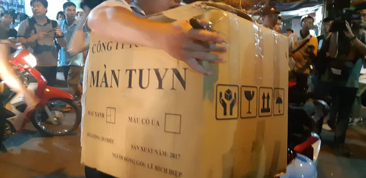 Phong toả hiện trường vụ cháy trên đường Đê La Thành: Phát hiện nhiều phần nghi là bộ phận cơ thể người - Ảnh 15. Phong toả hiện trường vụ cháy trên đường Đê La Thành: Phát hiện nhiều phần nghi là bộ phận cơ thể người - Ảnh 15.