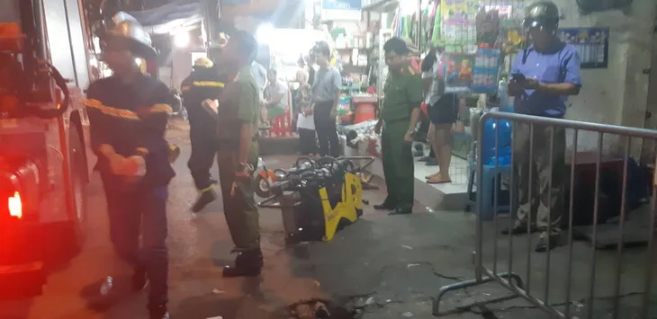 Phong toả hiện trường vụ cháy trên đường Đê La Thành: Phát hiện nhiều phần nghi là bộ phận cơ thể người - Ảnh 2. Phong toả hiện trường vụ cháy trên đường Đê La Thành: Phát hiện nhiều phần nghi là bộ phận cơ thể người - Ảnh 2.