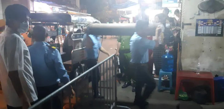 Phong toả hiện trường vụ cháy trên đường Đê La Thành: Phát hiện nhiều phần nghi là bộ phận cơ thể người - Ảnh 7. Phong toả hiện trường vụ cháy trên đường Đê La Thành: Phát hiện nhiều phần nghi là bộ phận cơ thể người - Ảnh 7.