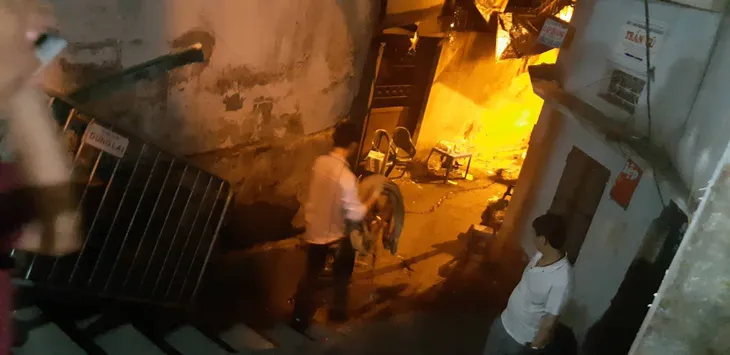 Phong toả hiện trường vụ cháy trên đường Đê La Thành: Phát hiện nhiều phần nghi là bộ phận cơ thể người - Ảnh 9. Phong toả hiện trường vụ cháy trên đường Đê La Thành: Phát hiện nhiều phần nghi là bộ phận cơ thể người - Ảnh 9.