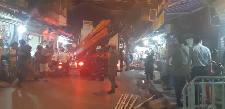 Phong toả hiện trường vụ cháy trên đường Đê La Thành: Phát hiện nhiều phần nghi là bộ phận cơ thể người - Ảnh 3. Phong toả hiện trường vụ cháy trên đường Đê La Thành: Phát hiện nhiều phần nghi là bộ phận cơ thể người - Ảnh 3.