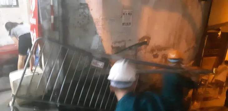 Phong toả hiện trường vụ cháy trên đường Đê La Thành: Phát hiện nhiều phần nghi là bộ phận cơ thể người - Ảnh 5. Phong toả hiện trường vụ cháy trên đường Đê La Thành: Phát hiện nhiều phần nghi là bộ phận cơ thể người - Ảnh 5.