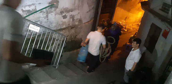 Phong toả hiện trường vụ cháy trên đường Đê La Thành: Phát hiện nhiều phần nghi là bộ phận cơ thể người - Ảnh 11. Phong toả hiện trường vụ cháy trên đường Đê La Thành: Phát hiện nhiều phần nghi là bộ phận cơ thể người - Ảnh 11.