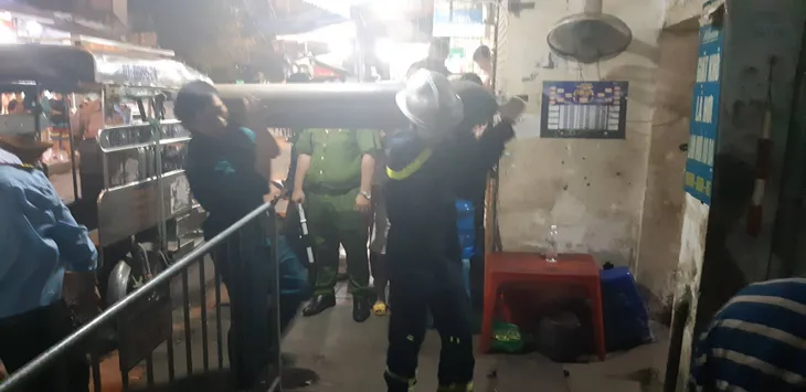 Phong toả hiện trường vụ cháy trên đường Đê La Thành: Phát hiện nhiều phần nghi là bộ phận cơ thể người - Ảnh 12. Phong toả hiện trường vụ cháy trên đường Đê La Thành: Phát hiện nhiều phần nghi là bộ phận cơ thể người - Ảnh 12.