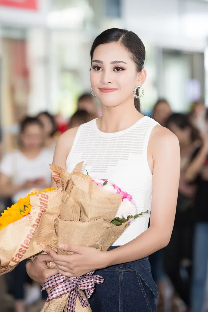 Hoa hậu Trần Tiểu Vy bật khóc trong lần đầu về quê Quảng Nam sau đăng quang - Ảnh 4.