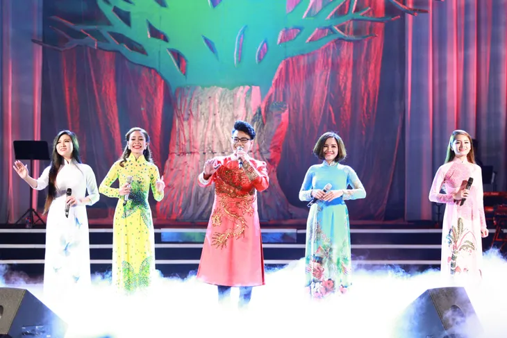 Duy Cường diện đồ ton-sur-ton cùng cha nuôi Ngọc Sơn trong liveshow đầu tiên - Ảnh 2. Duy Cường diện đồ ton-sur-ton cùng cha nuôi Ngọc Sơn trong liveshow đầu tiên - Ảnh 2.