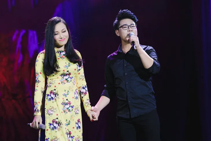 Duy Cường diện đồ ton-sur-ton cùng cha nuôi Ngọc Sơn trong liveshow đầu tiên - Ảnh 7. Duy Cường diện đồ ton-sur-ton cùng cha nuôi Ngọc Sơn trong liveshow đầu tiên - Ảnh 7.