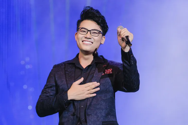 Duy Cường diện đồ ton-sur-ton cùng cha nuôi Ngọc Sơn trong liveshow đầu tiên - Ảnh 1. Duy Cường diện đồ ton-sur-ton cùng cha nuôi Ngọc Sơn trong liveshow đầu tiên - Ảnh 1.