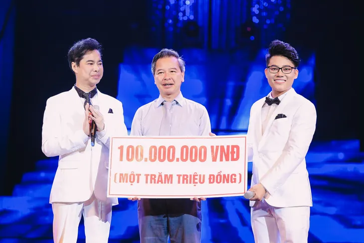 Duy Cường diện đồ ton-sur-ton cùng cha nuôi Ngọc Sơn trong liveshow đầu tiên - Ảnh 10. Duy Cường diện đồ ton-sur-ton cùng cha nuôi Ngọc Sơn trong liveshow đầu tiên - Ảnh 10.