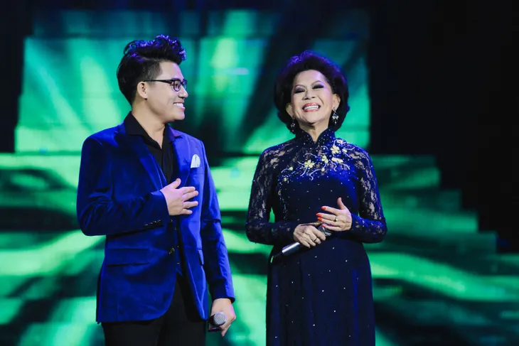 Duy Cường diện đồ ton-sur-ton cùng cha nuôi Ngọc Sơn trong liveshow đầu tiên - Ảnh 5. Duy Cường diện đồ ton-sur-ton cùng cha nuôi Ngọc Sơn trong liveshow đầu tiên - Ảnh 5.