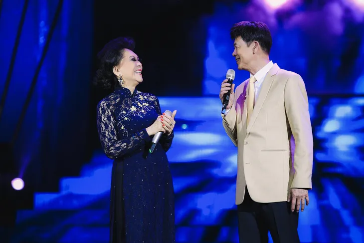 Duy Cường diện đồ ton-sur-ton cùng cha nuôi Ngọc Sơn trong liveshow đầu tiên - Ảnh 6. Duy Cường diện đồ ton-sur-ton cùng cha nuôi Ngọc Sơn trong liveshow đầu tiên - Ảnh 6.