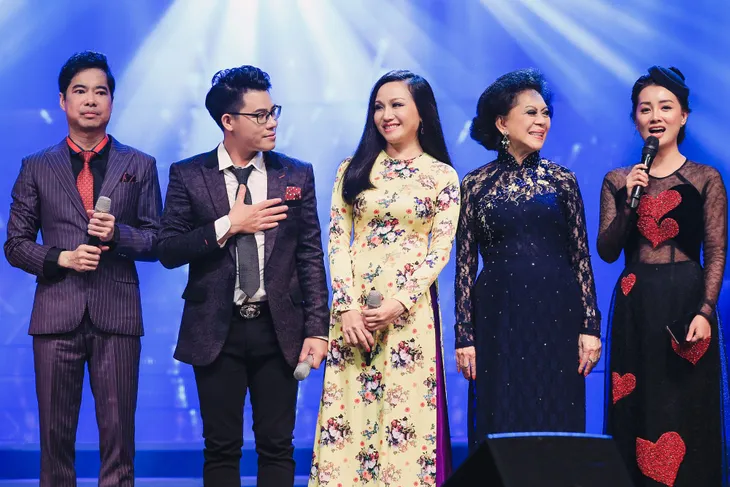 Duy Cường diện đồ ton-sur-ton cùng cha nuôi Ngọc Sơn trong liveshow đầu tiên - Ảnh 9. Duy Cường diện đồ ton-sur-ton cùng cha nuôi Ngọc Sơn trong liveshow đầu tiên - Ảnh 9.