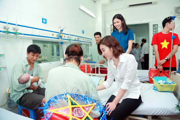 Vừa về Hà Nội, Á hậu 1 Bùi Phương Nga liền đi trao quà Trung thu cho trẻ em - Ảnh 7. Vừa về Hà Nội, Á hậu 1 Bùi Phương Nga liền đi trao quà Trung thu cho trẻ em - Ảnh 7.