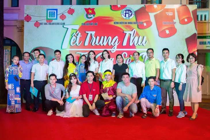 Vừa về Hà Nội, Á hậu 1 Bùi Phương Nga liền đi trao quà Trung thu cho trẻ em - Ảnh 8. Vừa về Hà Nội, Á hậu 1 Bùi Phương Nga liền đi trao quà Trung thu cho trẻ em - Ảnh 8.