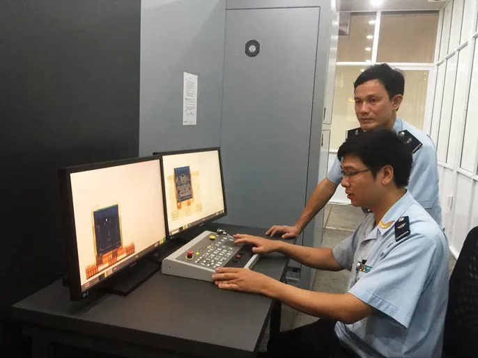 Mỹ bàn giao máy soi hàng hóa cho Hải quan cho Việt Nam - Ảnh 3.