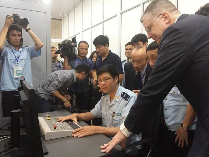 Mỹ bàn giao máy soi hàng hóa cho Hải quan cho Việt Nam - Ảnh 6.