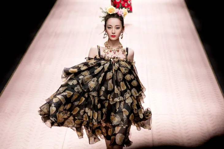 Loạt nữ thần châu Á làm náo loạn sàn diễn Dolce & Gabbana - Ảnh 4. Loạt nữ thần châu Á làm náo loạn sàn diễn Dolce & Gabbana - Ảnh 4.