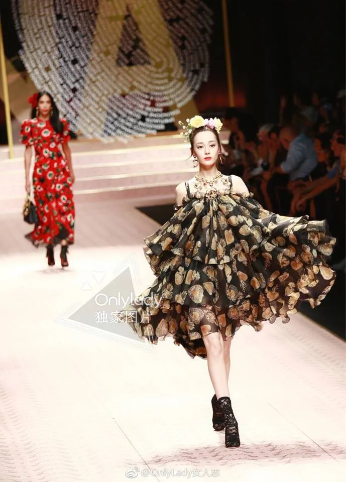 Loạt nữ thần châu Á làm náo loạn sàn diễn Dolce & Gabbana - Ảnh 3. Loạt nữ thần châu Á làm náo loạn sàn diễn Dolce & Gabbana - Ảnh 3.