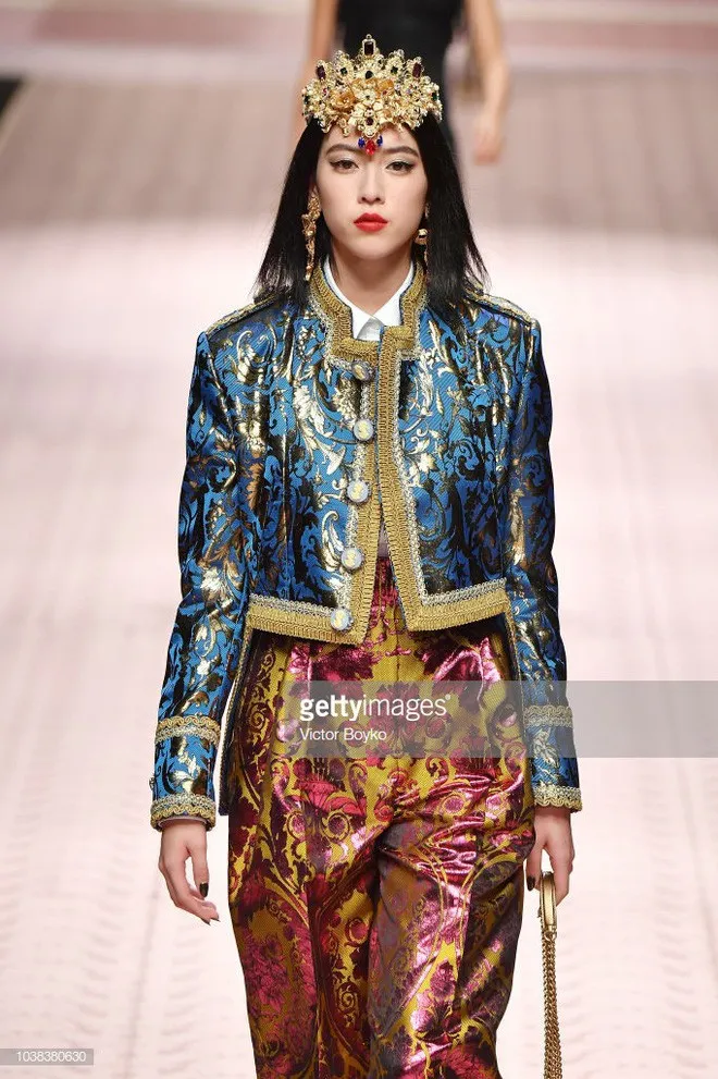 Loạt nữ thần châu Á làm náo loạn sàn diễn Dolce & Gabbana - Ảnh 11. Loạt nữ thần châu Á làm náo loạn sàn diễn Dolce & Gabbana - Ảnh 11.