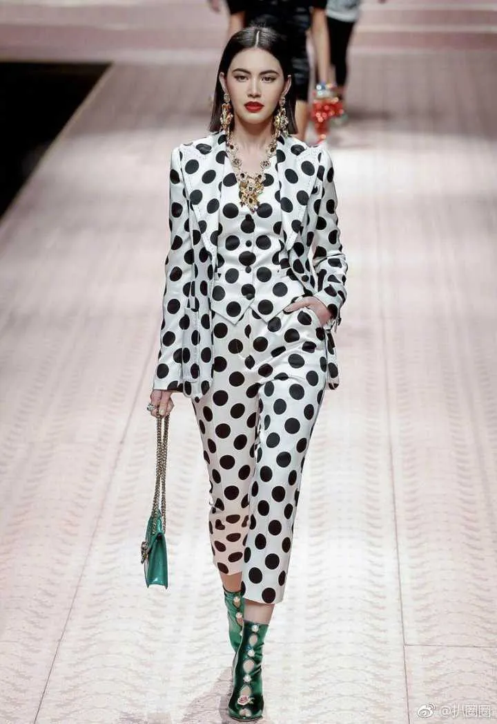 Loạt nữ thần châu Á làm náo loạn sàn diễn Dolce & Gabbana - Ảnh 9. Loạt nữ thần châu Á làm náo loạn sàn diễn Dolce & Gabbana - Ảnh 9.