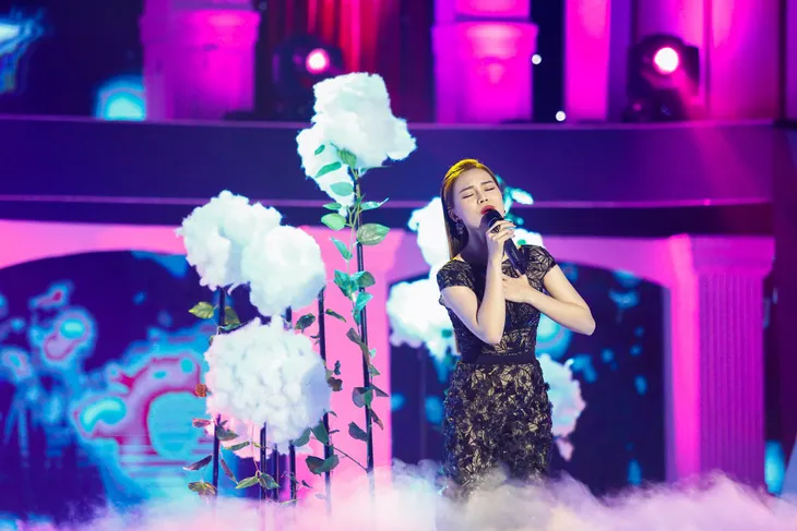 Giang Hồng Ngọc chinh phục trái tim khán giả khi hát nhạc bolero - Ảnh 2. Giang Hồng Ngọc chinh phục trái tim khán giả khi hát nhạc bolero - Ảnh 2.