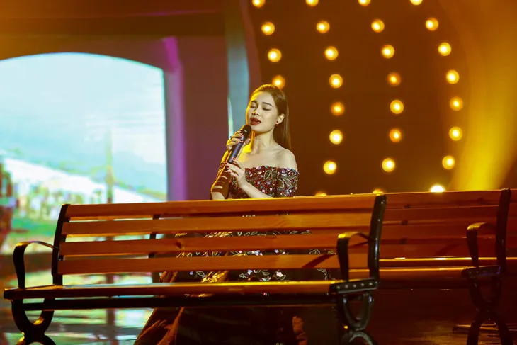 Giang Hồng Ngọc chinh phục trái tim khán giả khi hát nhạc bolero - Ảnh 6. Giang Hồng Ngọc chinh phục trái tim khán giả khi hát nhạc bolero - Ảnh 6.