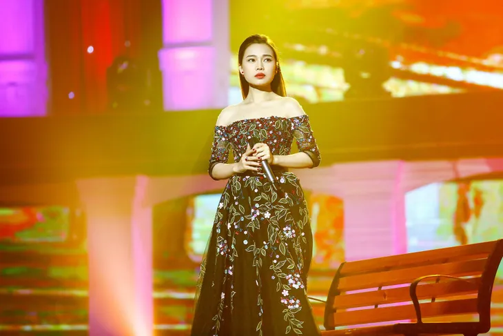 Giang Hồng Ngọc chinh phục trái tim khán giả khi hát nhạc bolero - Ảnh 4. Giang Hồng Ngọc chinh phục trái tim khán giả khi hát nhạc bolero - Ảnh 4.