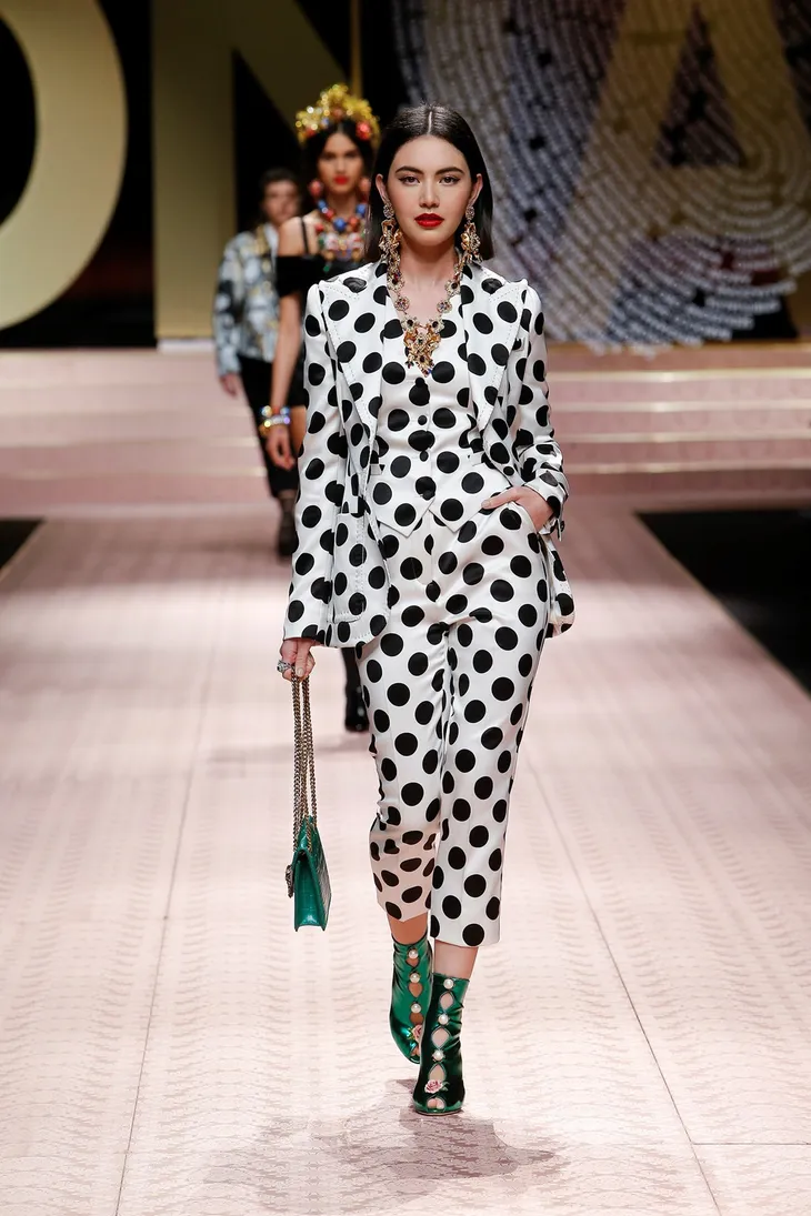 Loạt nữ thần châu Á làm náo loạn sàn diễn Dolce & Gabbana - Ảnh 8. Loạt nữ thần châu Á làm náo loạn sàn diễn Dolce & Gabbana - Ảnh 8.