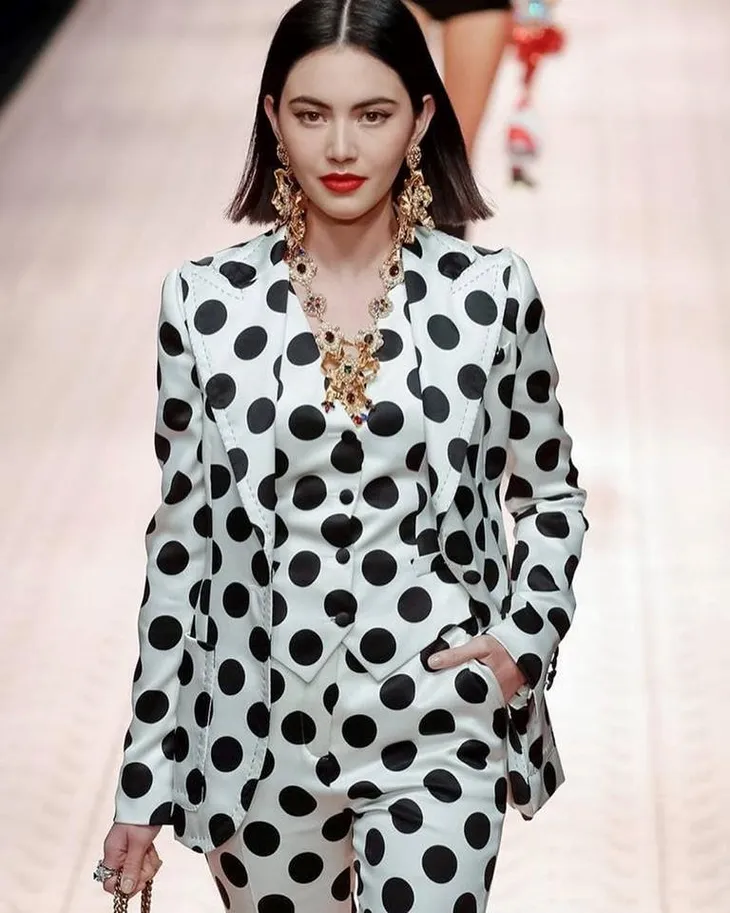 Loạt nữ thần châu Á làm náo loạn sàn diễn Dolce & Gabbana - Ảnh 7. Loạt nữ thần châu Á làm náo loạn sàn diễn Dolce & Gabbana - Ảnh 7.