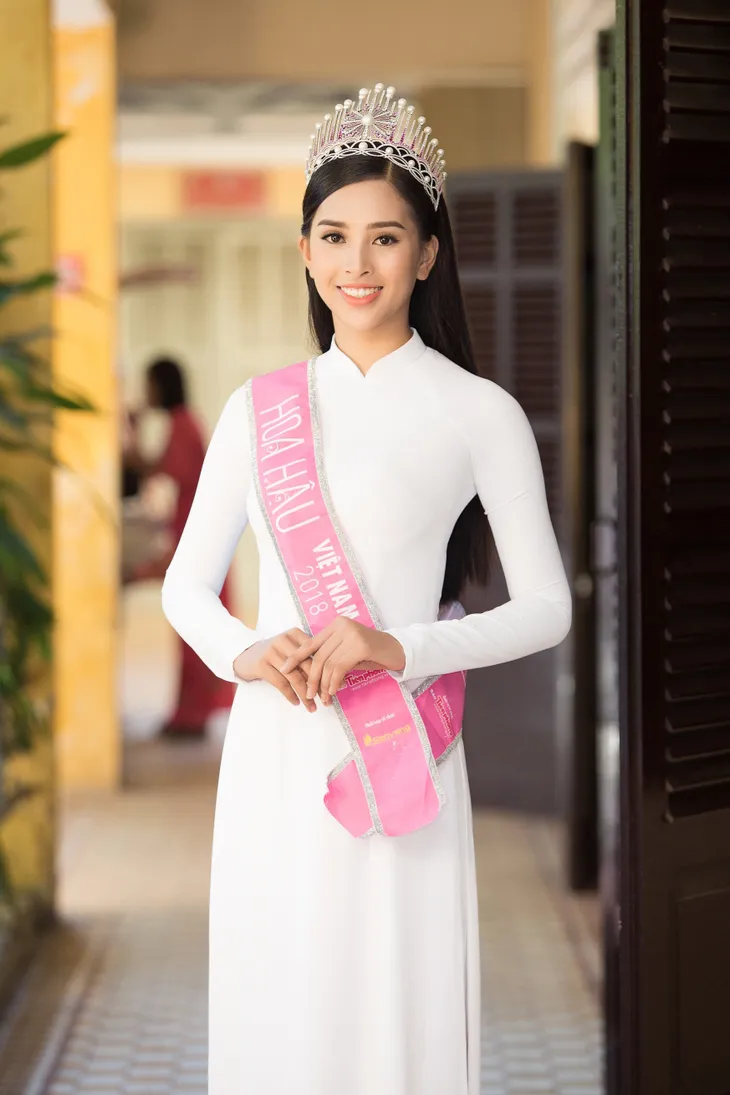 Về thăm trường cũ ở Quảng Nam, Hoa hậu Trần Tiểu Vy diện áo dài trắng đẹp ngẩn ngơ - Ảnh 5. Về thăm trường cũ ở Quảng Nam, Hoa hậu Trần Tiểu Vy diện áo dài trắng đẹp ngẩn ngơ - Ảnh 5.