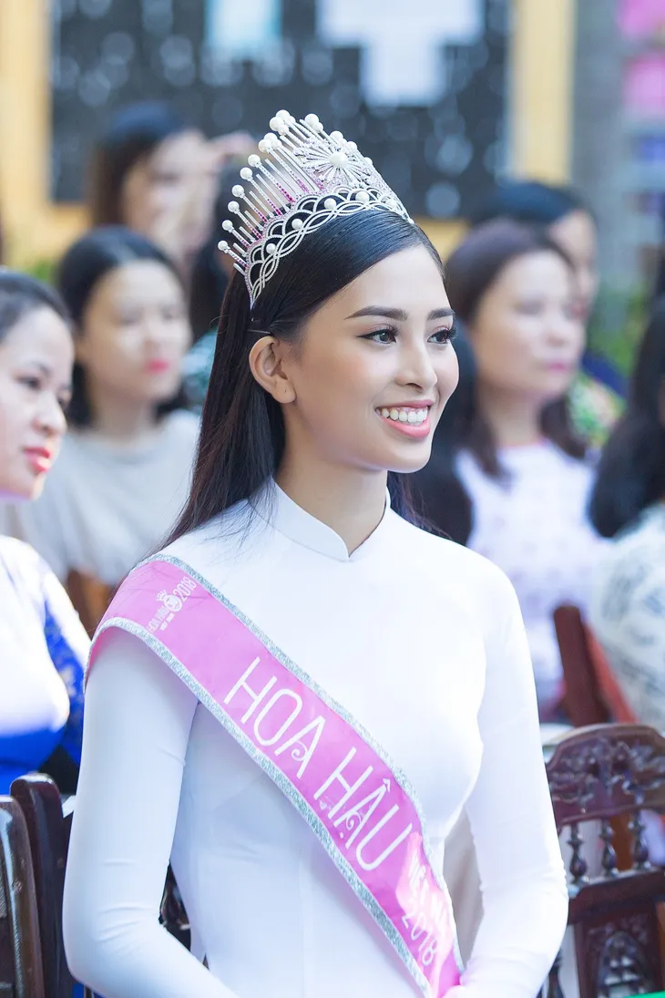 Về thăm trường cũ ở Quảng Nam, Hoa hậu Trần Tiểu Vy diện áo dài trắng đẹp ngẩn ngơ - Ảnh 3. Về thăm trường cũ ở Quảng Nam, Hoa hậu Trần Tiểu Vy diện áo dài trắng đẹp ngẩn ngơ - Ảnh 3.