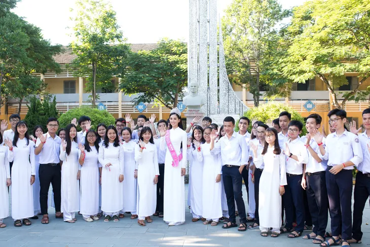 Về thăm trường cũ ở Quảng Nam, Hoa hậu Trần Tiểu Vy diện áo dài trắng đẹp ngẩn ngơ - Ảnh 7. Về thăm trường cũ ở Quảng Nam, Hoa hậu Trần Tiểu Vy diện áo dài trắng đẹp ngẩn ngơ - Ảnh 7.