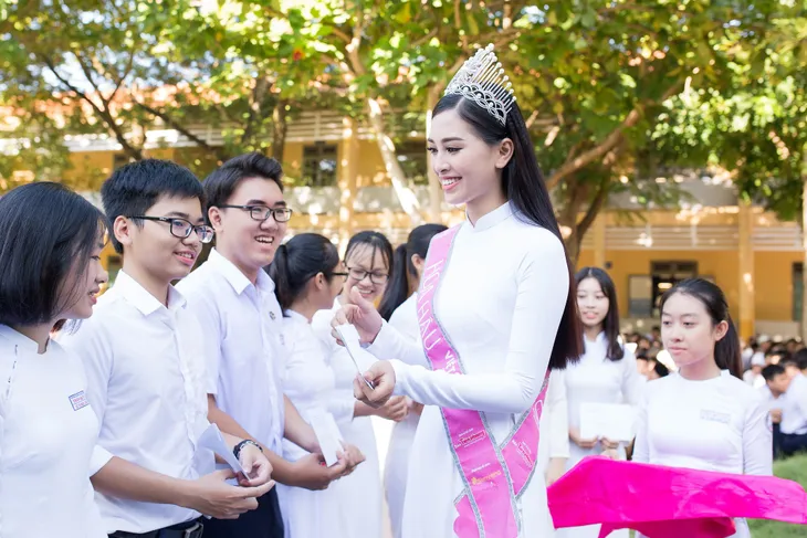 Về thăm trường cũ ở Quảng Nam, Hoa hậu Trần Tiểu Vy diện áo dài trắng đẹp ngẩn ngơ - Ảnh 4. Về thăm trường cũ ở Quảng Nam, Hoa hậu Trần Tiểu Vy diện áo dài trắng đẹp ngẩn ngơ - Ảnh 4.